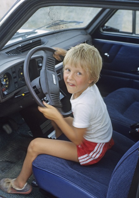 Un enfant au volant d'une voiture