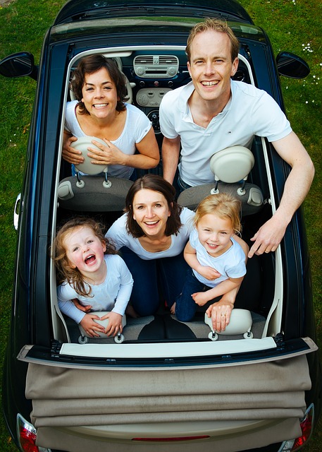 Une famille en voiture 