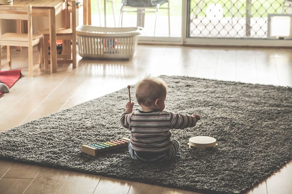 bébé-avec-babyphone